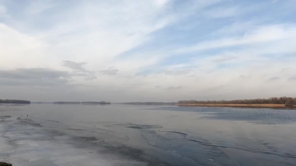 Vinter landskap flod i is och skog i Ukraina — Stockvideo