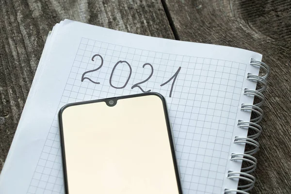 Beyaz Ekranlı Bir Telefon 2021 Yazısıyla Birlikte Bir Defterin Üzerinde — Stok fotoğraf