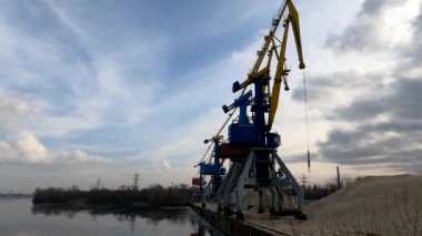 Ukrayna Dnipro 25.01.2021 - Kum çıkarma limanında kargo vinci