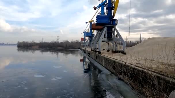 Oekraïne Dnipro 25.01.2021 - vrachtkraan in de haven voor zandwinning — Stockvideo