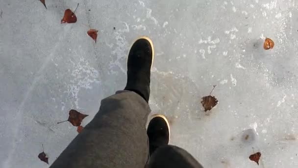 Meisje Zwarte Laarzen Wandelingen Een Ijzige Weg Winter Close — Stockvideo