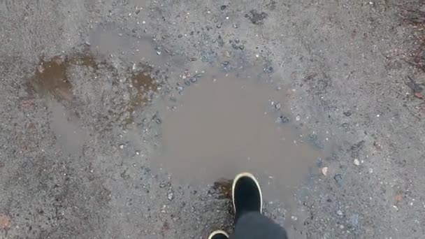 Chica Botas Saltando Charco Carretera Después Lluvia Ciudad — Vídeo de stock