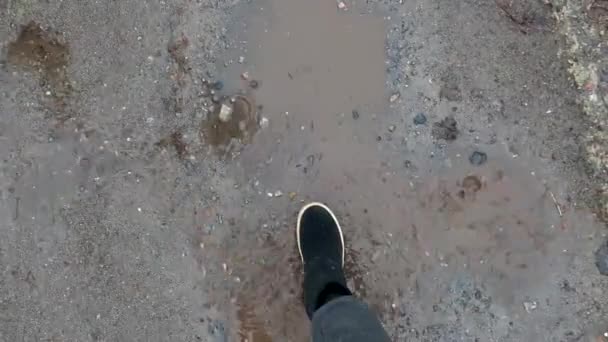 Девушка Сапогах Прыгает Лужу Дороге После Дождя Городе — стоковое видео