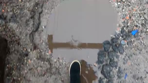 Ragazza Stivali Saltare Una Pozzanghera Sulla Strada Dopo Pioggia Città — Video Stock