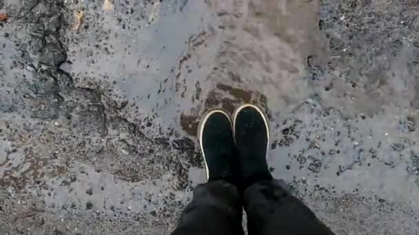 Mädchen Stiefeln Springt Nach Regen Der Stadt Eine Pfütze Auf — Stockvideo