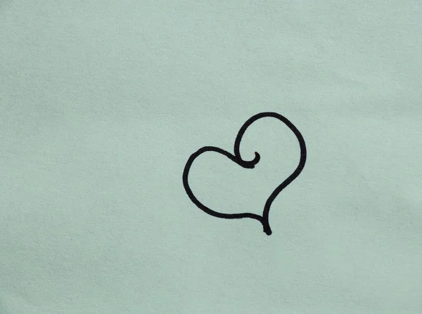 Renkli Kağıda Siyah Keçeli Kalemle Çizilmiş Kalp — Stok fotoğraf