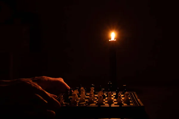 Hände Auf Einem Schachbrett Mit Schach Dunkeln Mit Kerzen Zimmer — Stockfoto