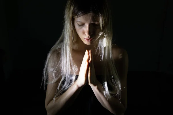 Menina Escuro Com Uma Luz Fraca Orando Deus Esperança Para — Fotografia de Stock