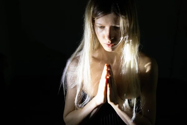 Chica Oscuridad Con Una Débil Luz Orando Dios Esperanza Mejor —  Fotos de Stock
