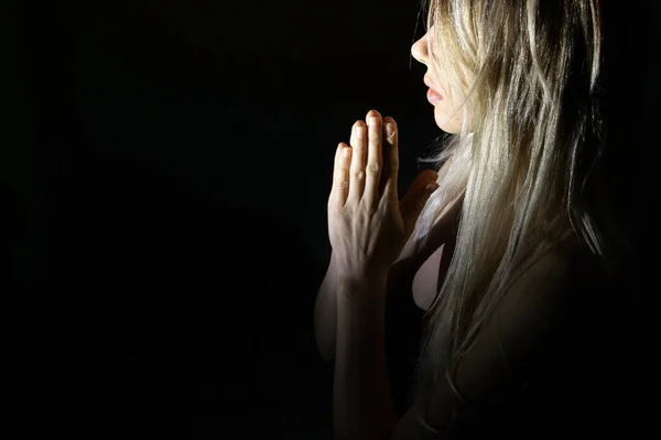 Lány Sötétben Egy Gyenge Fény Imádkozik Istenhez Remélve Legjobbakat — Stock Fotó