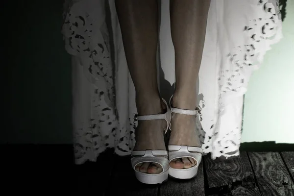 Braut Kleid Und Weißen Sandalen Der Dunkelheit Zimmer Braut Outfit — Stockfoto