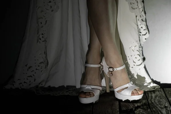 Braut Kleid Und Weißen Sandalen Der Dunkelheit Zimmer Braut Outfit — Stockfoto