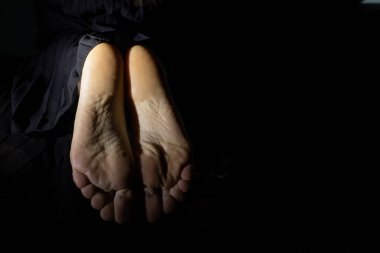 Karanlıktaki kadın ayakları Tatilde kapanıyor