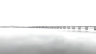 Ukrayna 'nın Dnipro şehrinde nehir üzerindeki eski beton köprü.