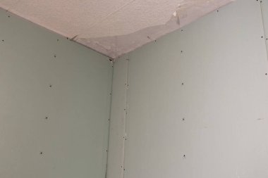 Yenileme sırasında bir odada yeşil alçıdan duvar, bir dairenin yenilenmesi, arka plan olarak alçı pano, bir apartmanda yenileme.