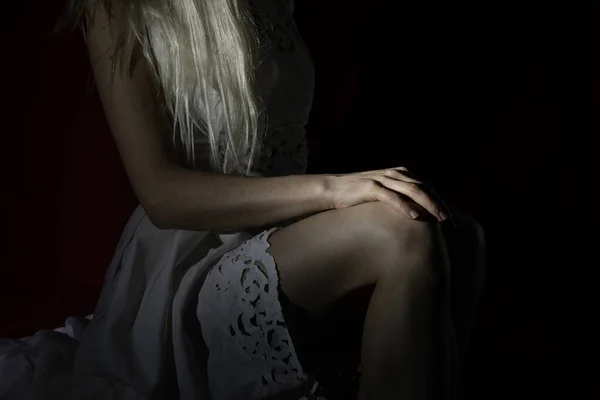 Jambes Féminines Dans Une Robe Blanche Assise Dans Obscurité Solitude — Photo