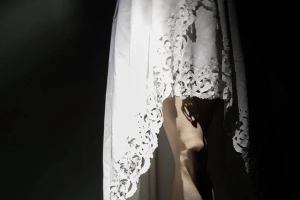 Весільна Сукня Коліно Дівчини Темряві Крупним Планом — стокове фото