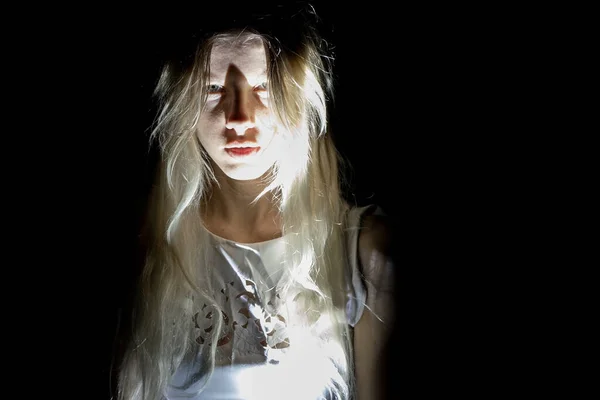 Retrato Uma Jovem Com Cabelos Longos Escuro Com Pouca Luz — Fotografia de Stock