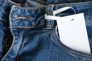 Satılık kotta asılı beyaz fiyat etiketi, giyim fiyatı etiketi