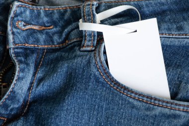 Satılık kotta asılı beyaz fiyat etiketi, giyim fiyatı etiketi