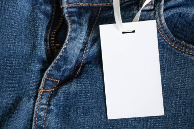 Satılık kotta asılı beyaz fiyat etiketi, giyim fiyatı etiketi