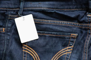 Satılık kotta asılı beyaz fiyat etiketi, giyim fiyatı etiketi