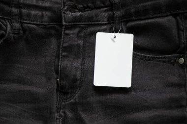 Satılık kotta asılı beyaz fiyat etiketi, giyim fiyatı etiketi