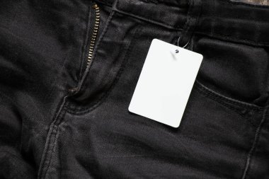 Satılık kotta asılı beyaz fiyat etiketi, giyim fiyatı etiketi