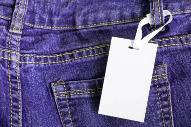 Satılık kotta asılı beyaz fiyat etiketi, giyim fiyatı etiketi