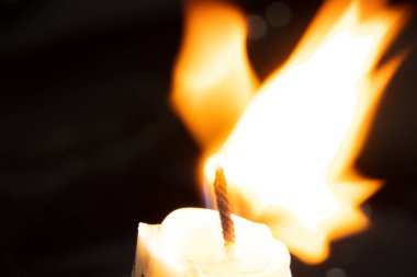 Siyah arkaplan makro fotoğrafında mum alevi