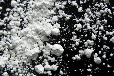 siyah cam arkaplan ve dağınık un, arkaplan