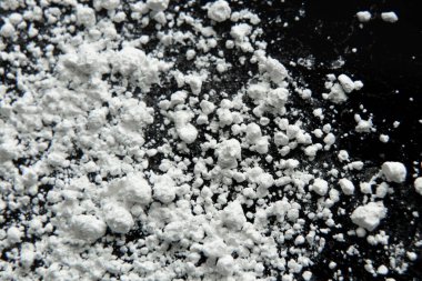 siyah cam arkaplan ve dağınık un, arkaplan