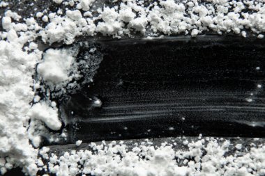 siyah cam arkaplan ve dağınık un, arkaplan