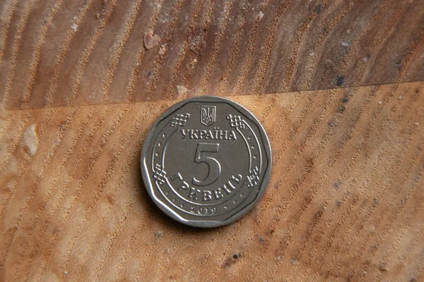 Ятирічна Нова Монета Лежить Дерев Яному Фоні Макро Фото — стокове фото