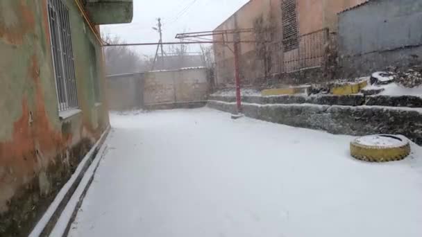 冬の雪の中でウクライナのドニプロ市の住宅地に落ちます — ストック動画