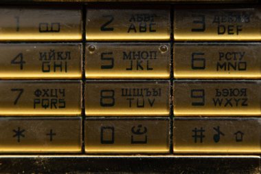 Arkaplan olarak sarı düğmeli tuşa bas