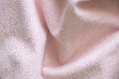 Arka planda yakın plan olarak soluk pembe tüylü kırışık kumaş