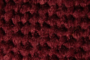 Arka plan olarak koyu kırmızı örülmüş kumaş