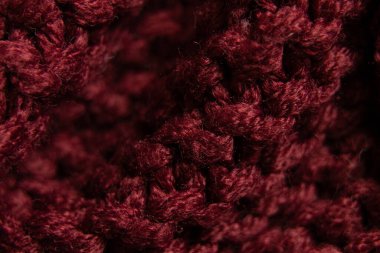 Arka plan olarak koyu kırmızı örülmüş kumaş