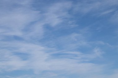 Arka planda bulutlar olan mavi gökyüzü, doğa