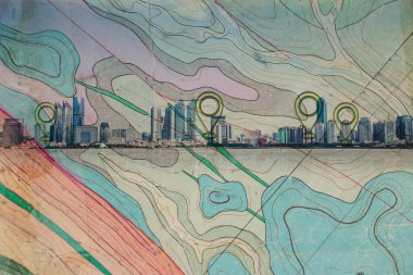 Jeolojik bir haritanın arka planında üzerinde işaret etiketleri olan gökdelenler