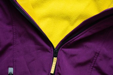 Arka plan olarak mor ceketin fermuarını kapat