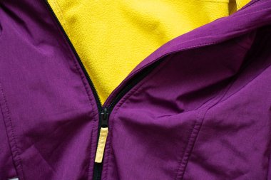 Arka plan olarak mor ceketin fermuarını kapat