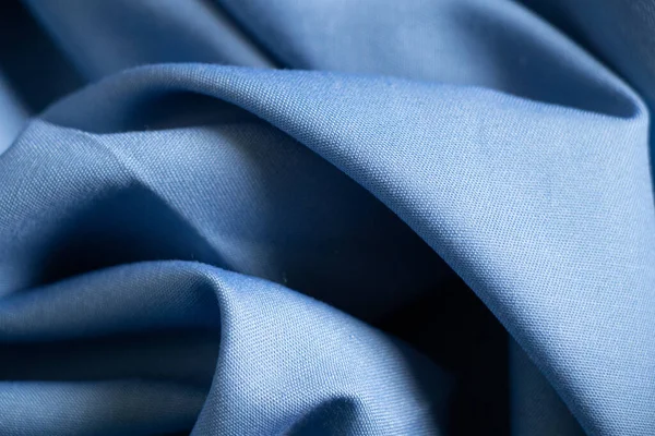 Arkaplanda yakın plan olarak açık mavi buruşuk kumaş