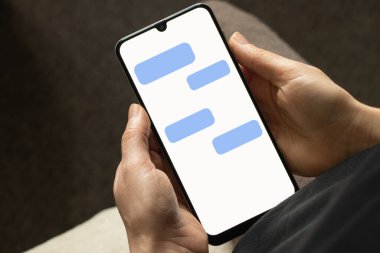 Tasarım için beyaz ekranı olan genç bir kızın ellerinde.