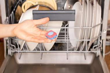 Kirli bulaşıklar bulaşık makinesinde, bulaşıkları yıkıyor.