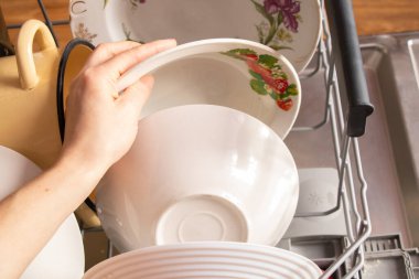 Kirli bulaşıklar bulaşık makinesinde, bulaşıkları yıkıyor.