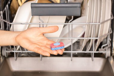 Kadın eli bulaşık makinesi için tablet tutuyor kirli tabaklar, bulaşık makinesi, bulaşık makinesi, bulaşık yıkama.