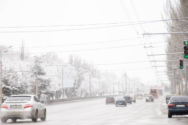 Ukrayna Dnipro 08.03.2021. Kış yolu. Arabalarla dolu bir yol. Sabah setin yanında, insanlar robota gidiyor.