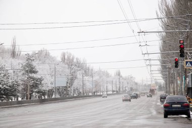 Ukrayna Dnipro 08.03.2021. Kış yolu. Arabalarla dolu bir yol. Sabah setin yanında, insanlar robota gidiyor.